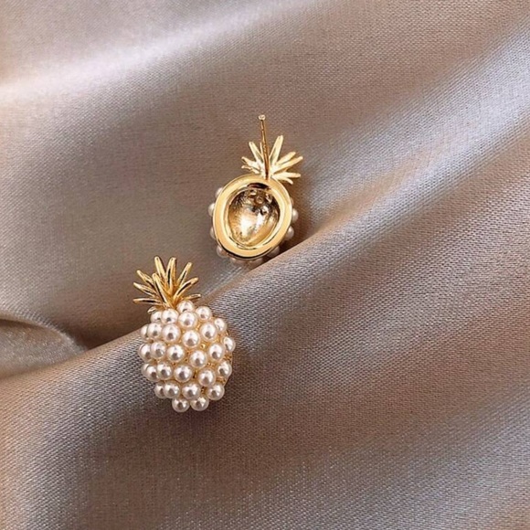 ✨NEW✨ Elegant Gold and Pearl Pineapple hypoallergenic Earrings - Picture 4 of 7
